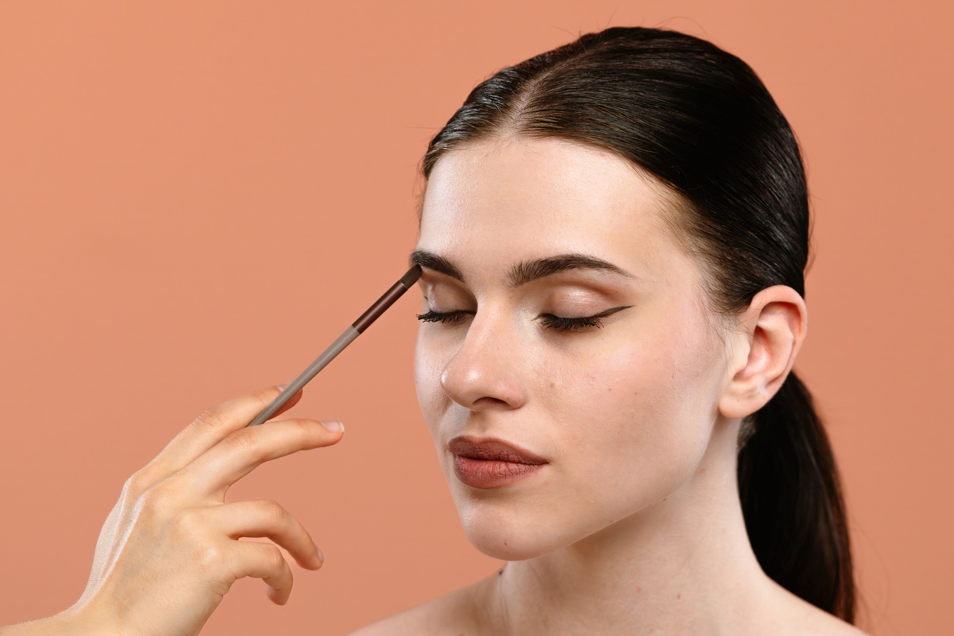 Creating a Perfect Brow Shape with Precision and Detail